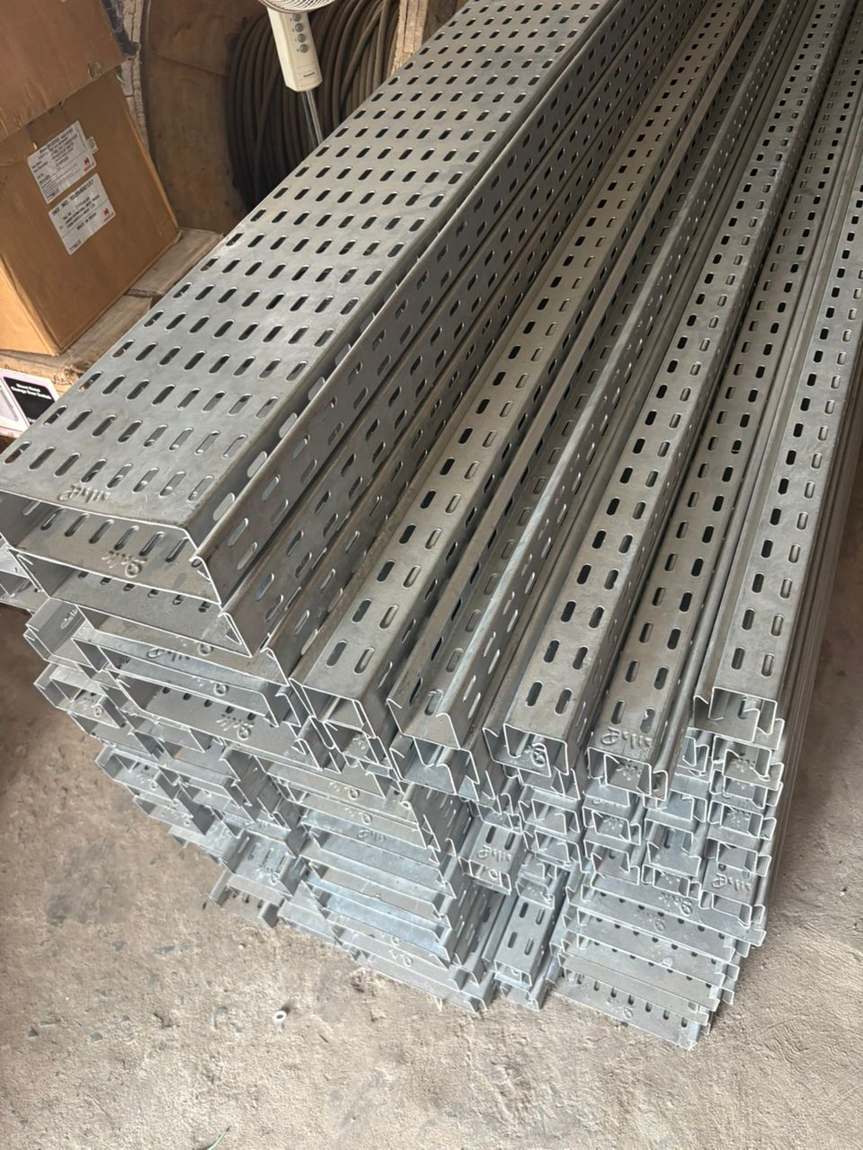 Stacked metal cable trays for electrical installation